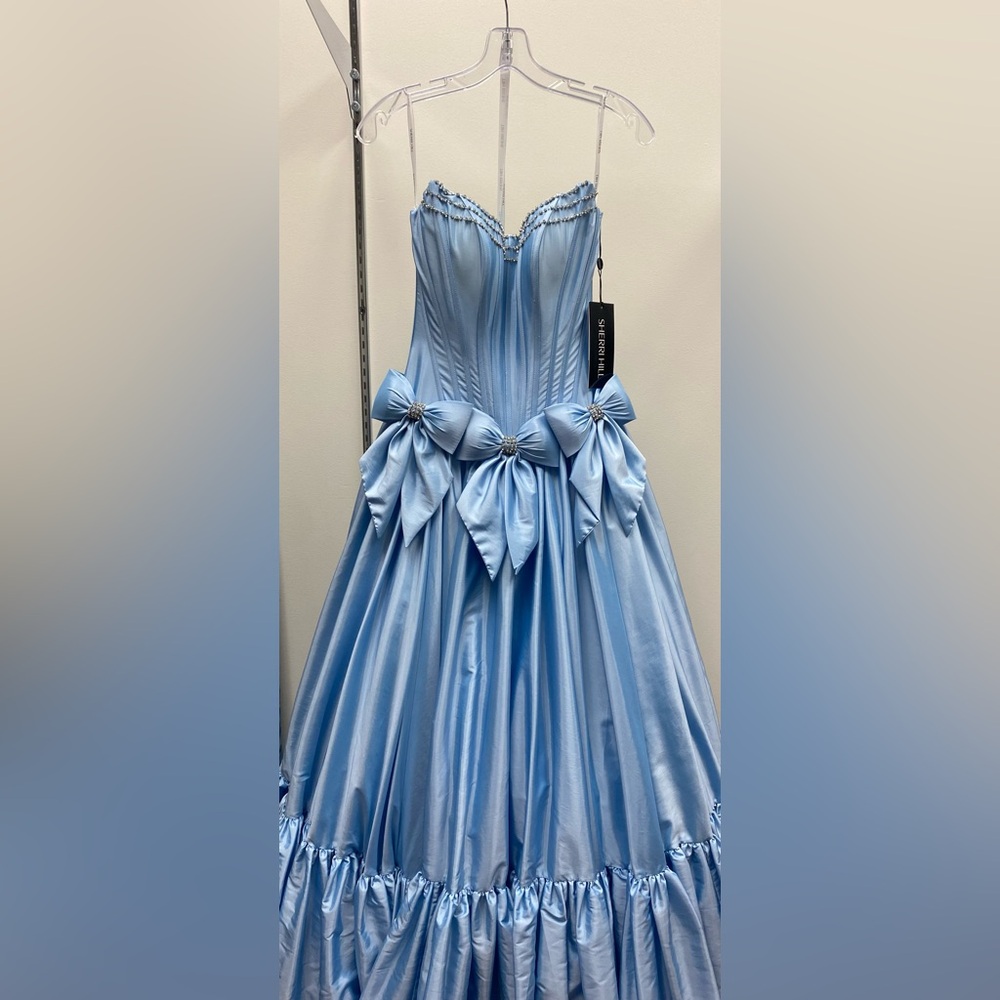 Sherri hill  56958 size 4 light blue